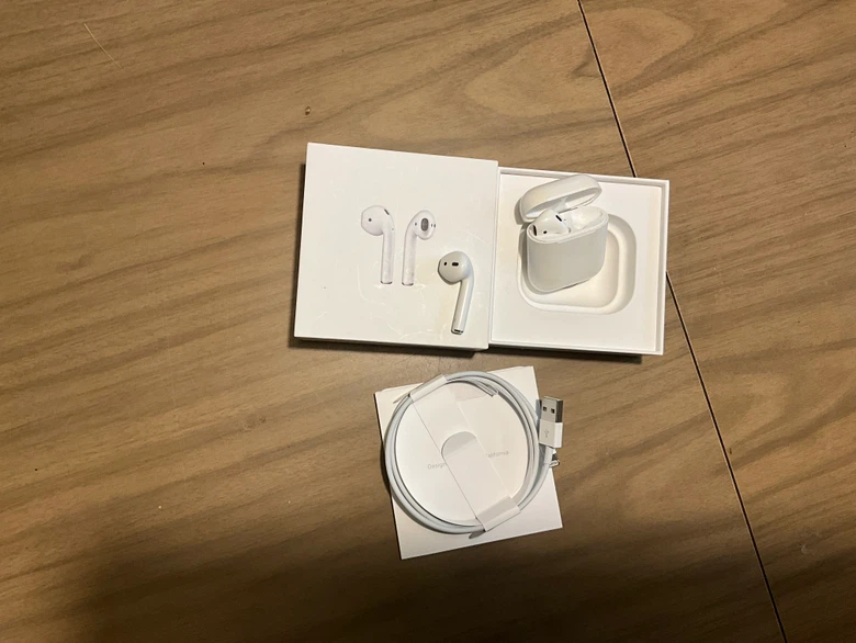 Apple AirPods 2 with charging case like new - photo 2