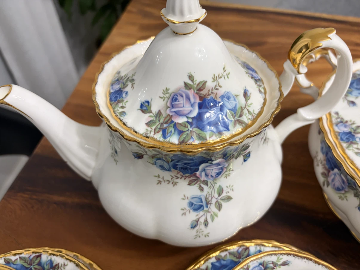 Gorgeous!Rare!Vintage Royal Albert Moonlight Rose tea pot