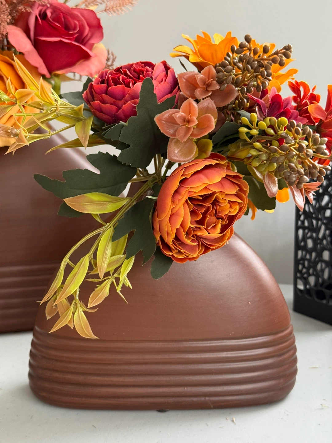 Set of two decorative brown vases with artificial flowers - photo 2