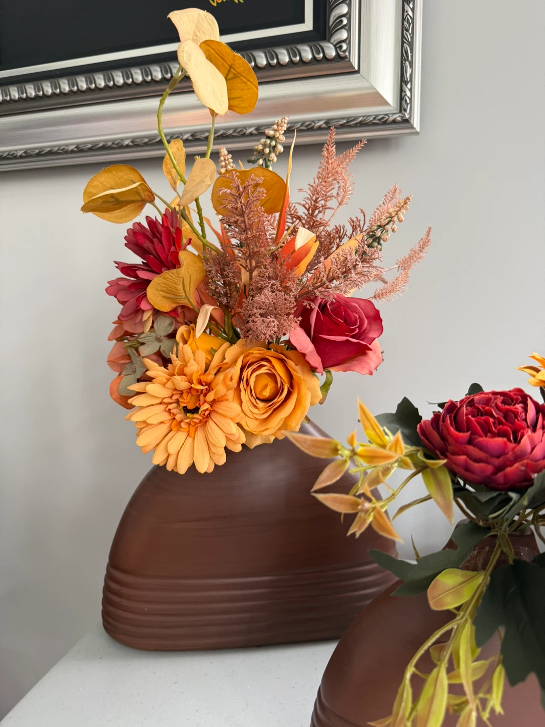 Set of two decorative brown vases with artificial flowers - photo 3