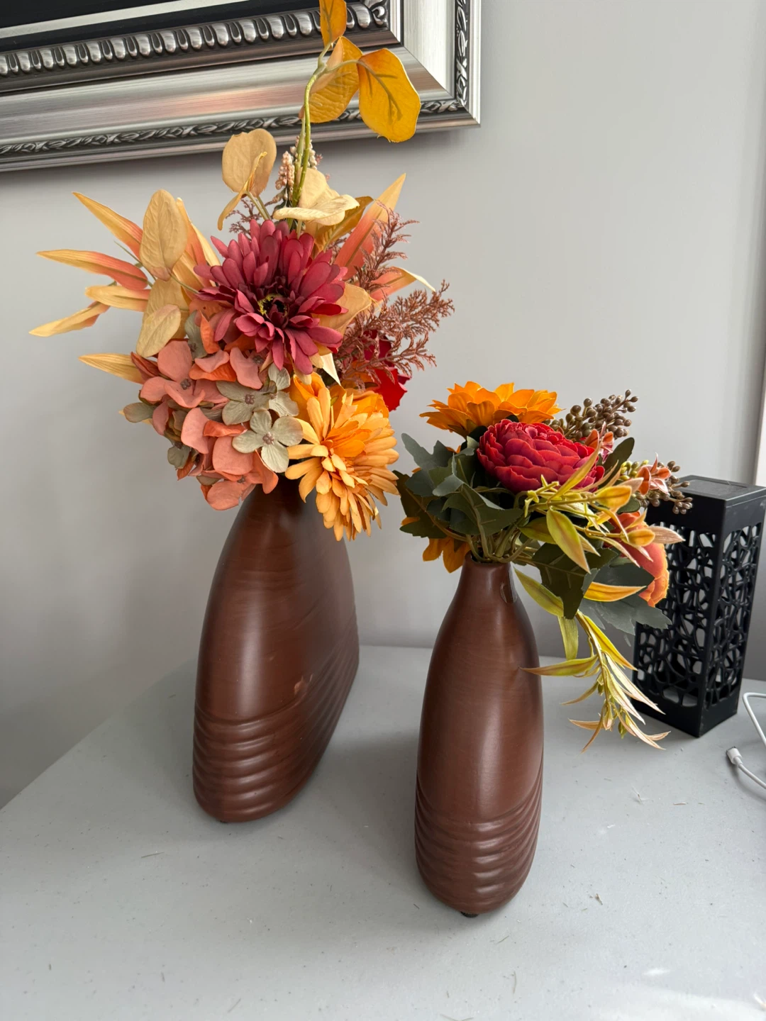 Set of two decorative brown vases with artificial flowers - photo 4