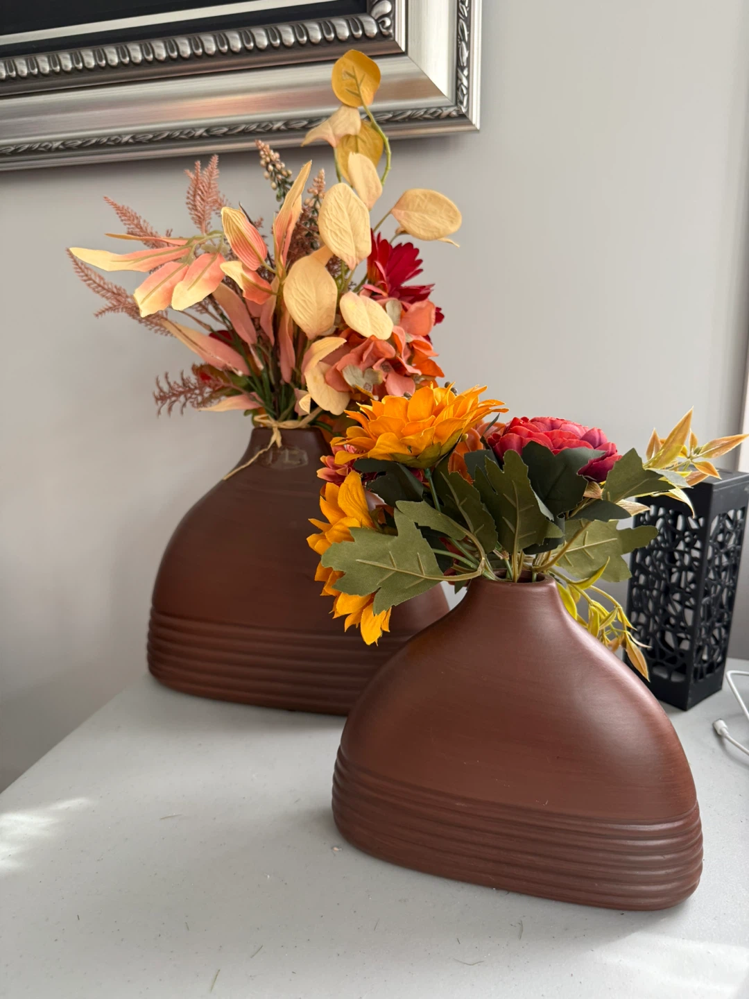 Set of two decorative brown vases with artificial flowers - photo 5