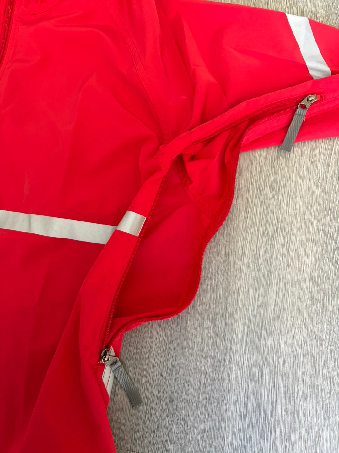 MEC Women's Red Cycling Jacket, Size Medium - photo 3