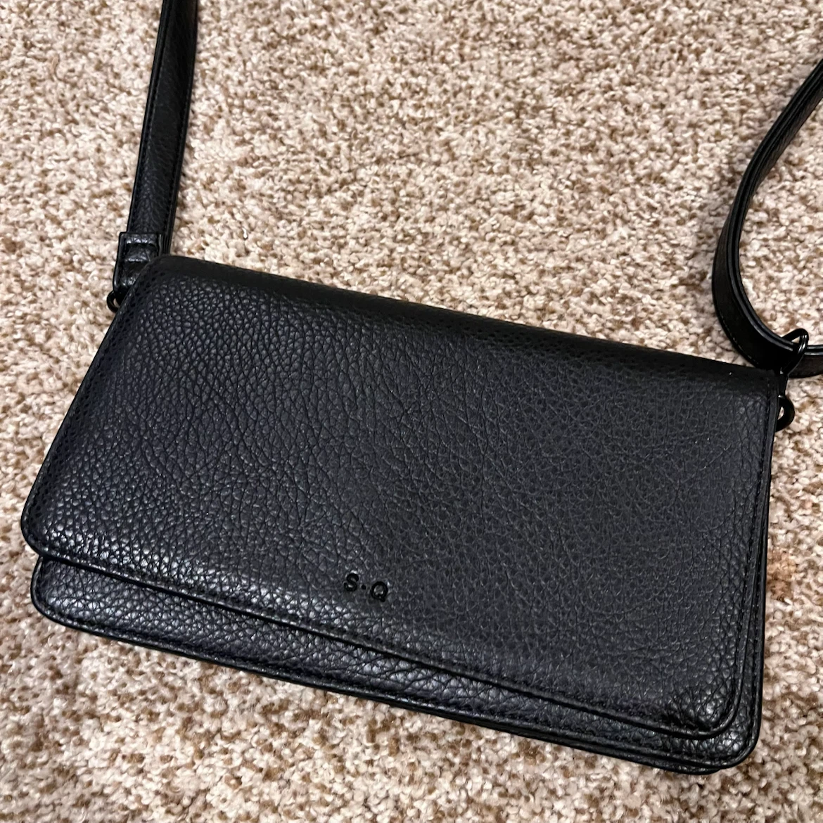 S-Q Crossbody Wallet Black Pebble