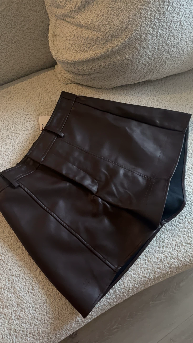 Dark brown faux leather matching jacket and shorts set - photo 3