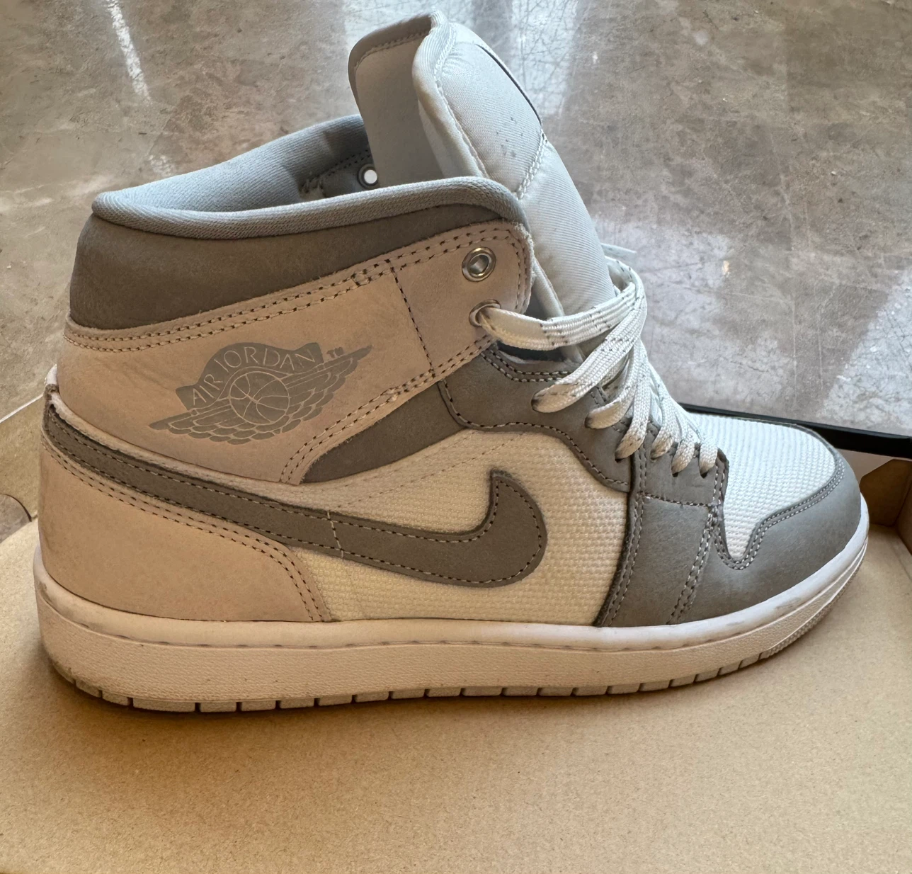 Air Jordan 1 Mid SE Summit White/Lt Smoke Grey Size 9.5 - photo 2
