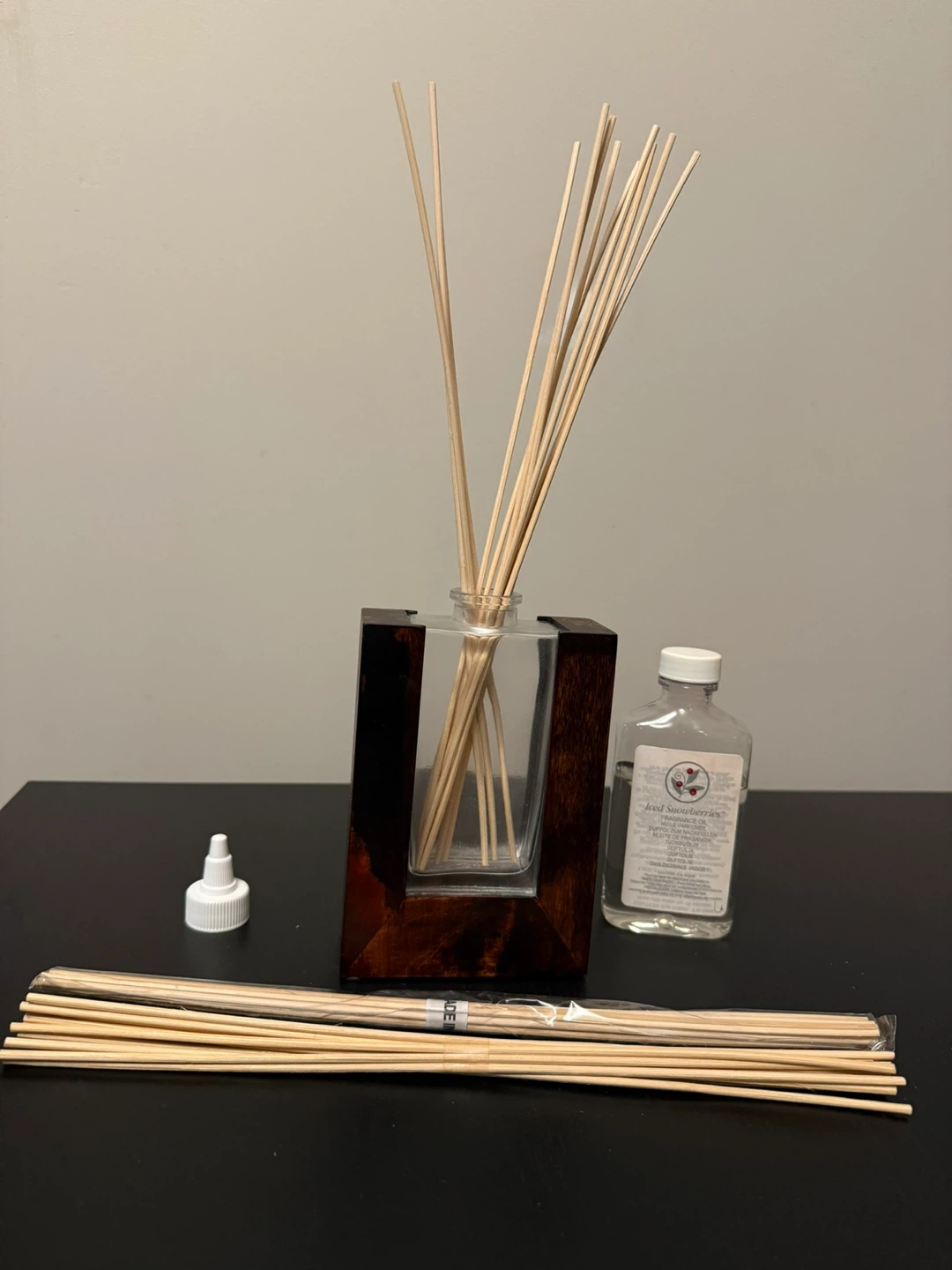 Iced Snowberries Reed Diffuser Set