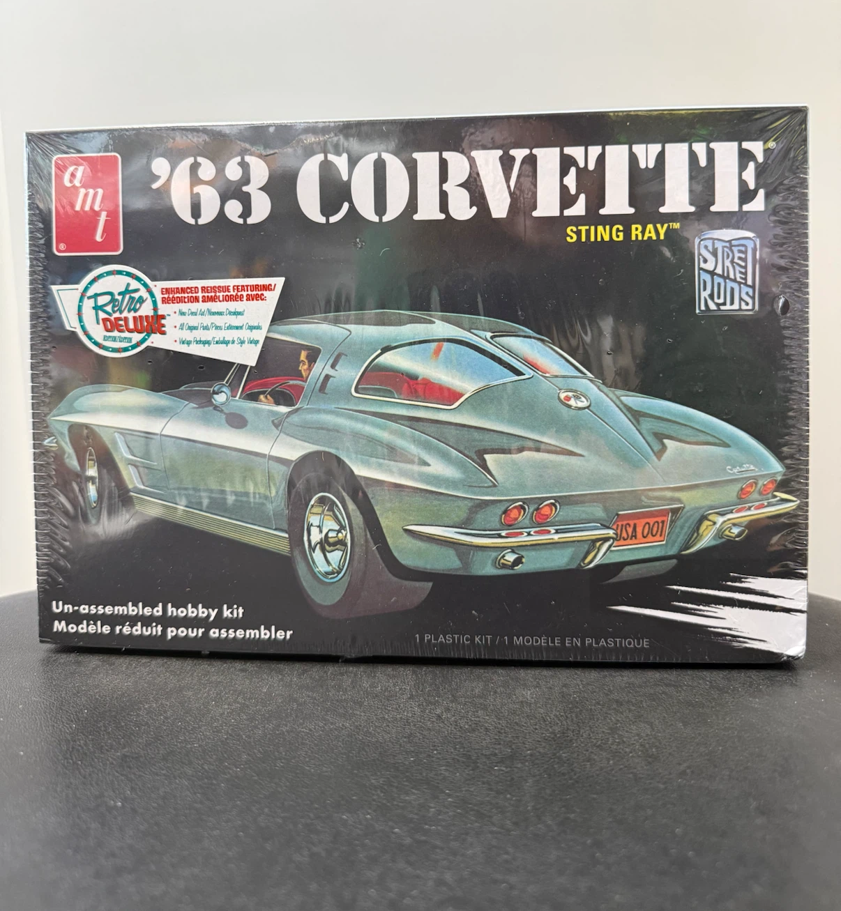AMT 1963 Corvette Sting Ray Retro Deluxe Plastic Model Kit