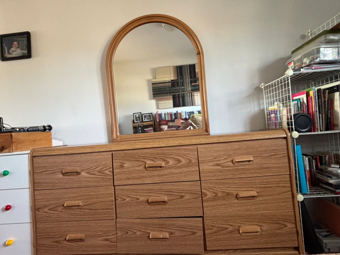 Oak laminate bedroom furniture set with dresser and nightstand - photo 2
