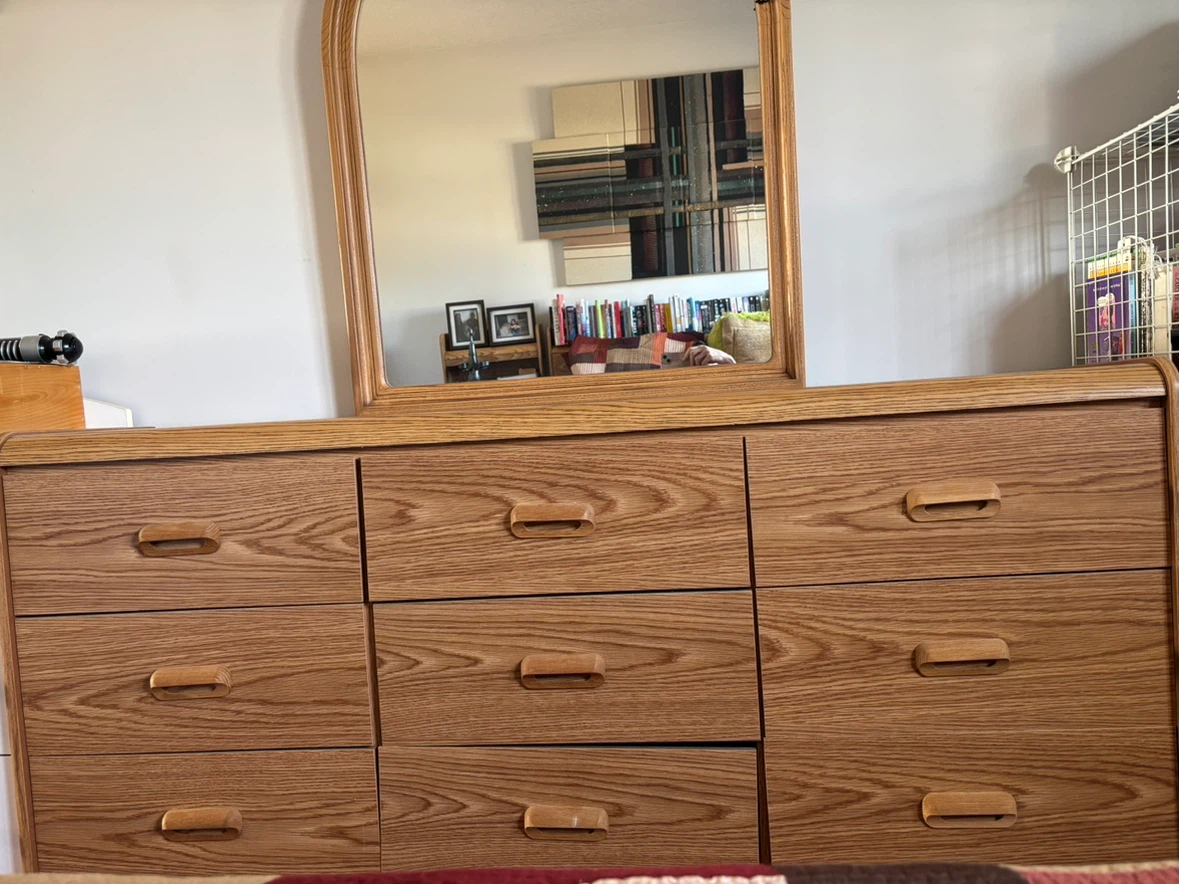 Oak laminate bedroom furniture set with dresser and nightstand - photo 3