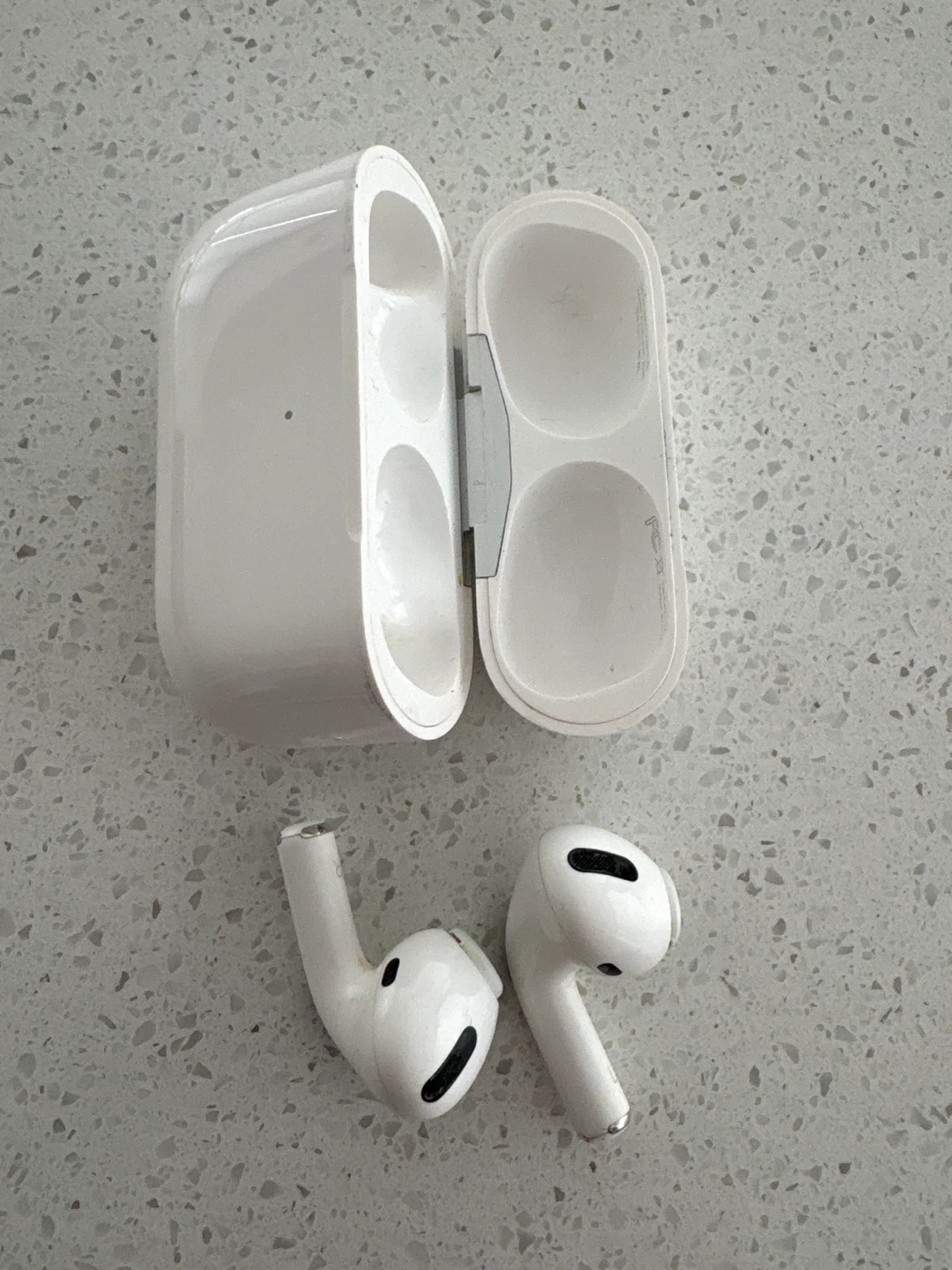Apple AirPods Pro with Charging Case - photo 5