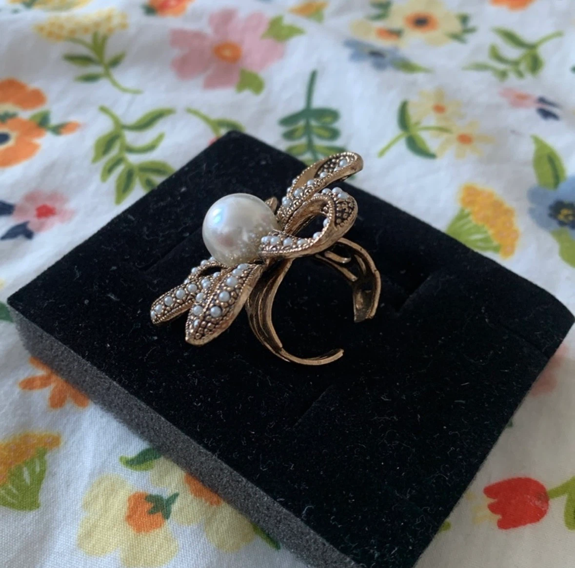 Vintage-Style Pearl Flower Statement Ring - photo 4