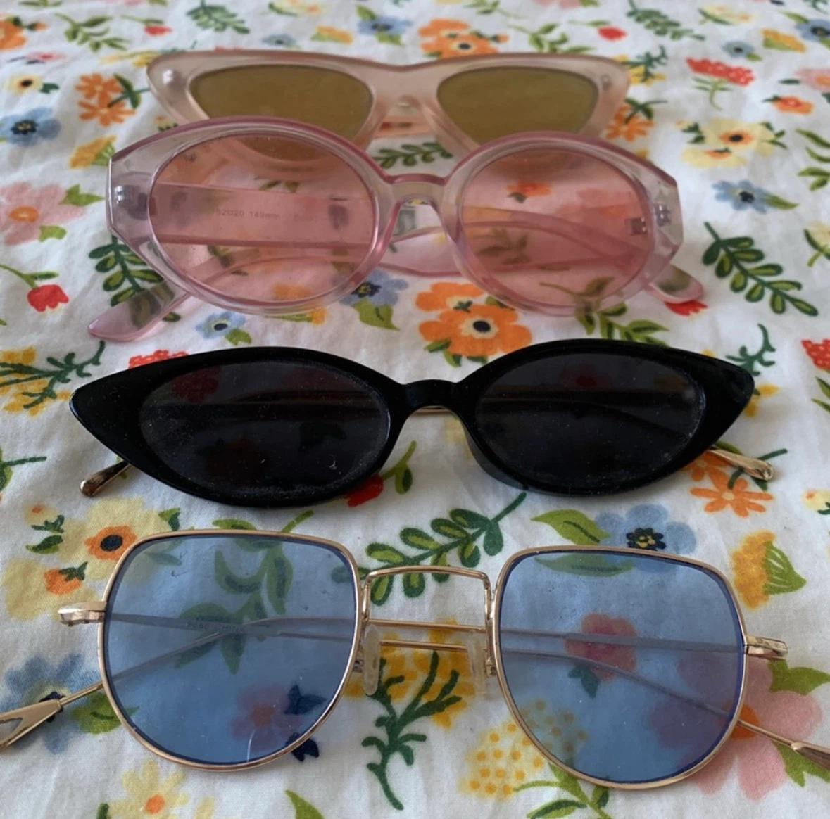 Set of 4 Stylish Sunglasses - photo 2