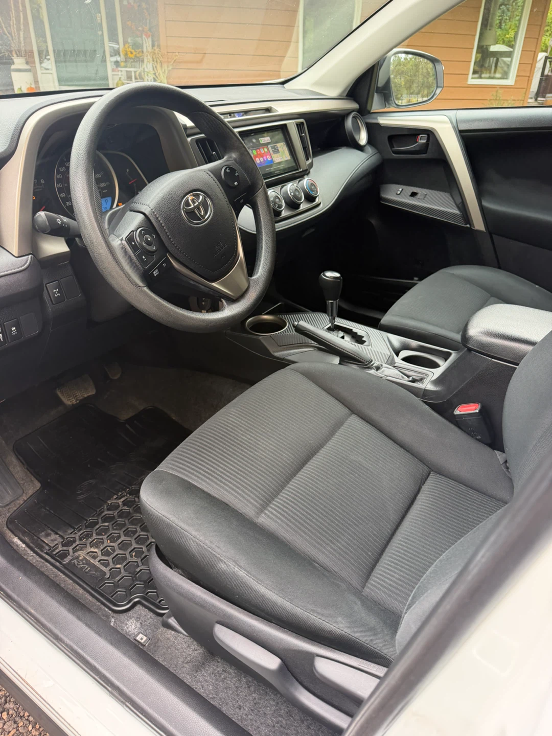 Toyota RAV4 White SUV 2914 - photo 3