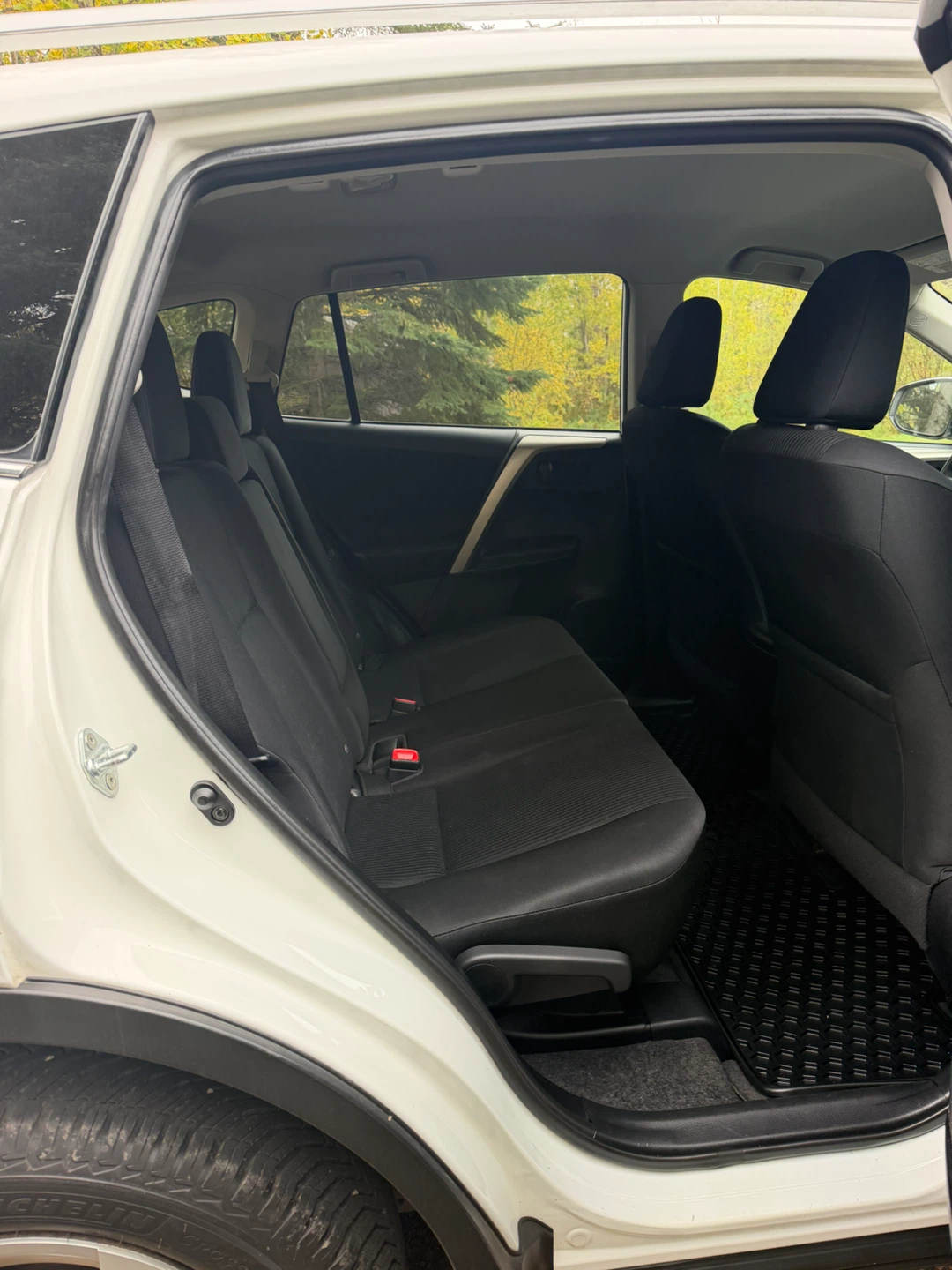 Toyota RAV4 White SUV 2914 - photo 4