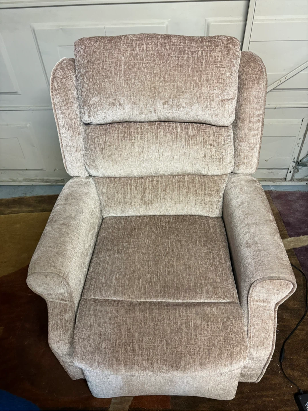 Lift chair / recliner , no pets no smoke no damage