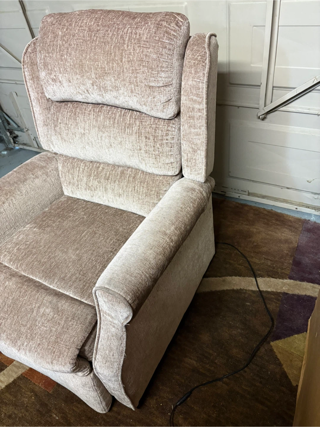 Lift chair / recliner , no pets no smoke no damage - photo 2