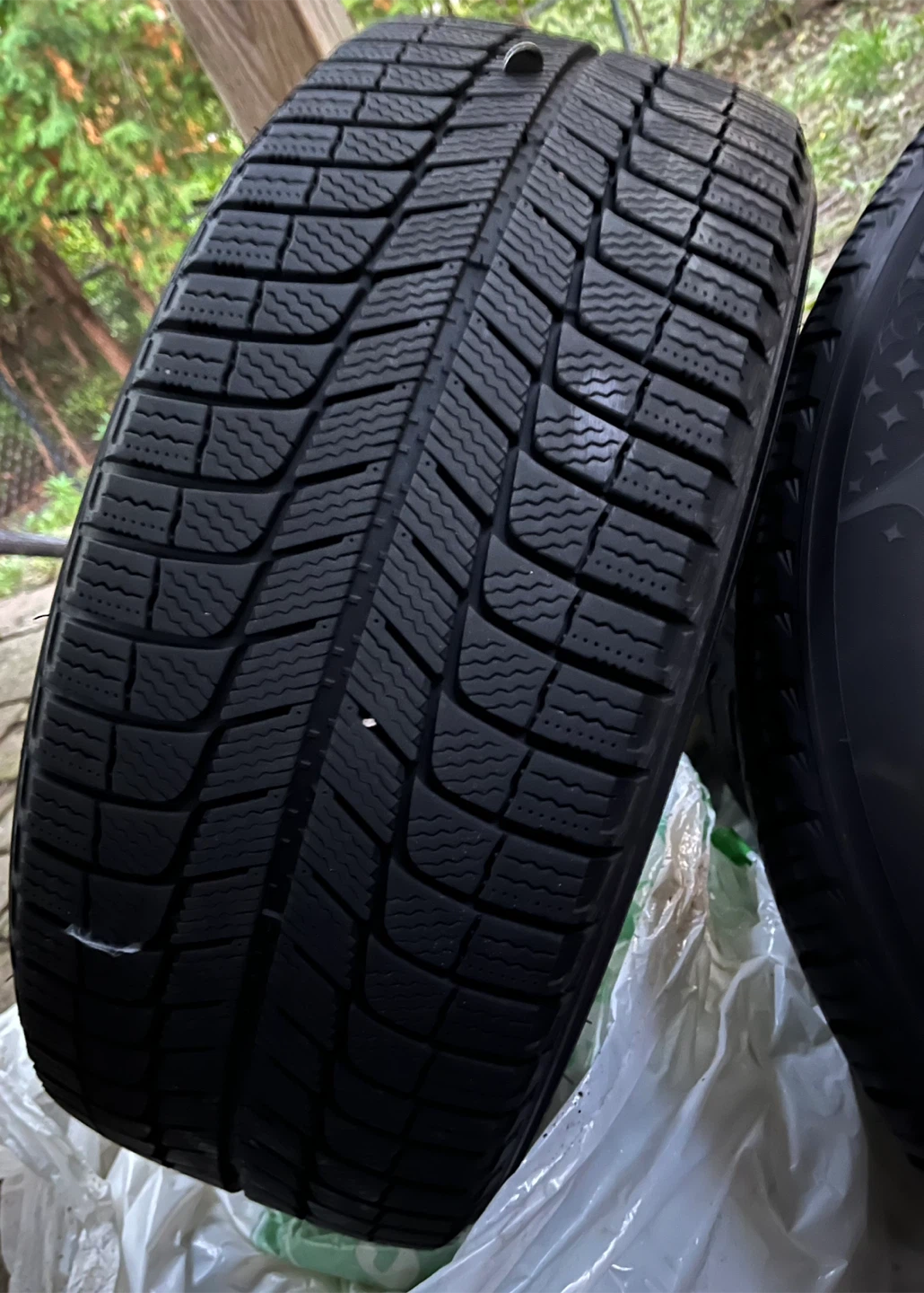 Michelin X-Ice winter tires with black rims - photo 2