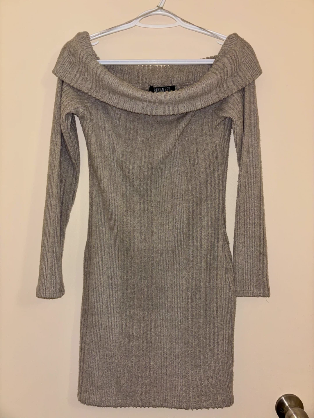 Off the shoulders knit dress