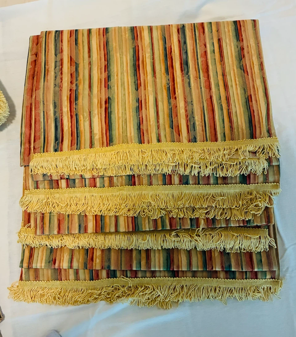 Set of drapes 4, cushion 1 and pillow cases 2