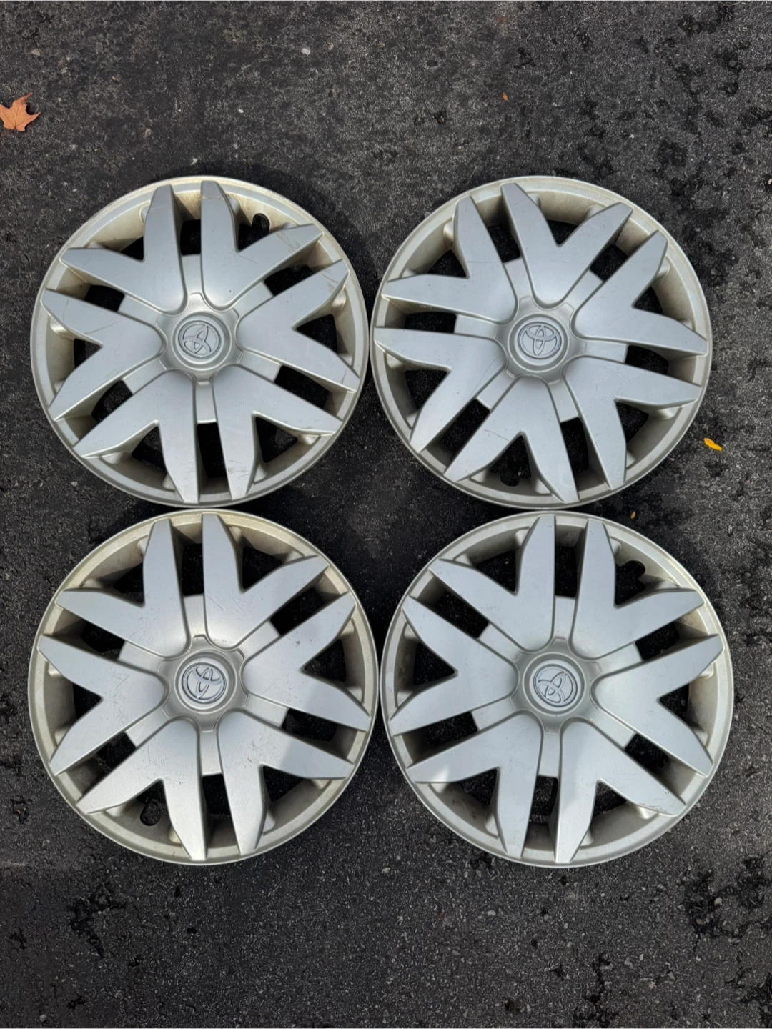 OEM Toyota Hubcap 16 inch (set of 4)