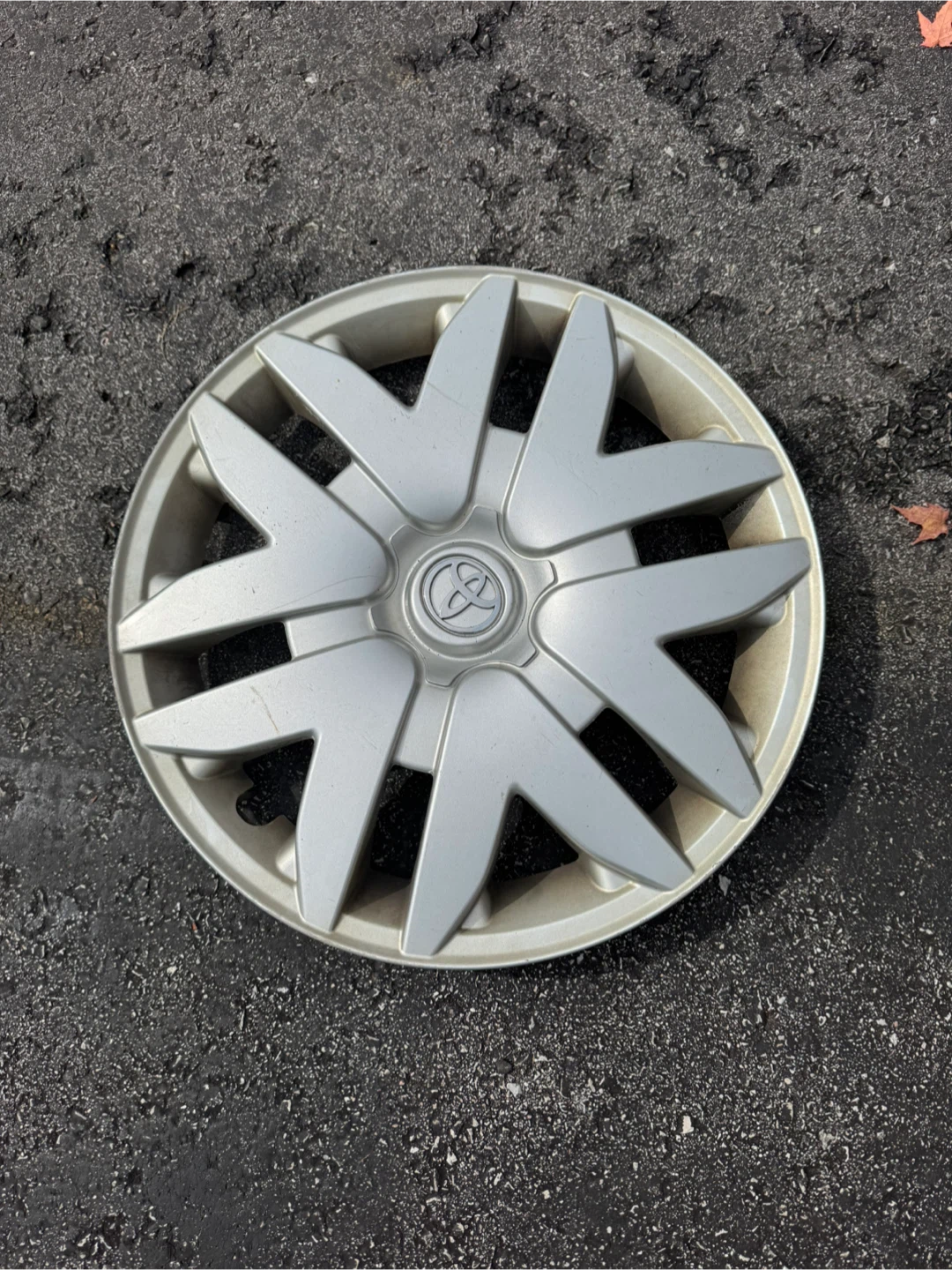 OEM Toyota Hubcap 16 inch (set of 4) - photo 2