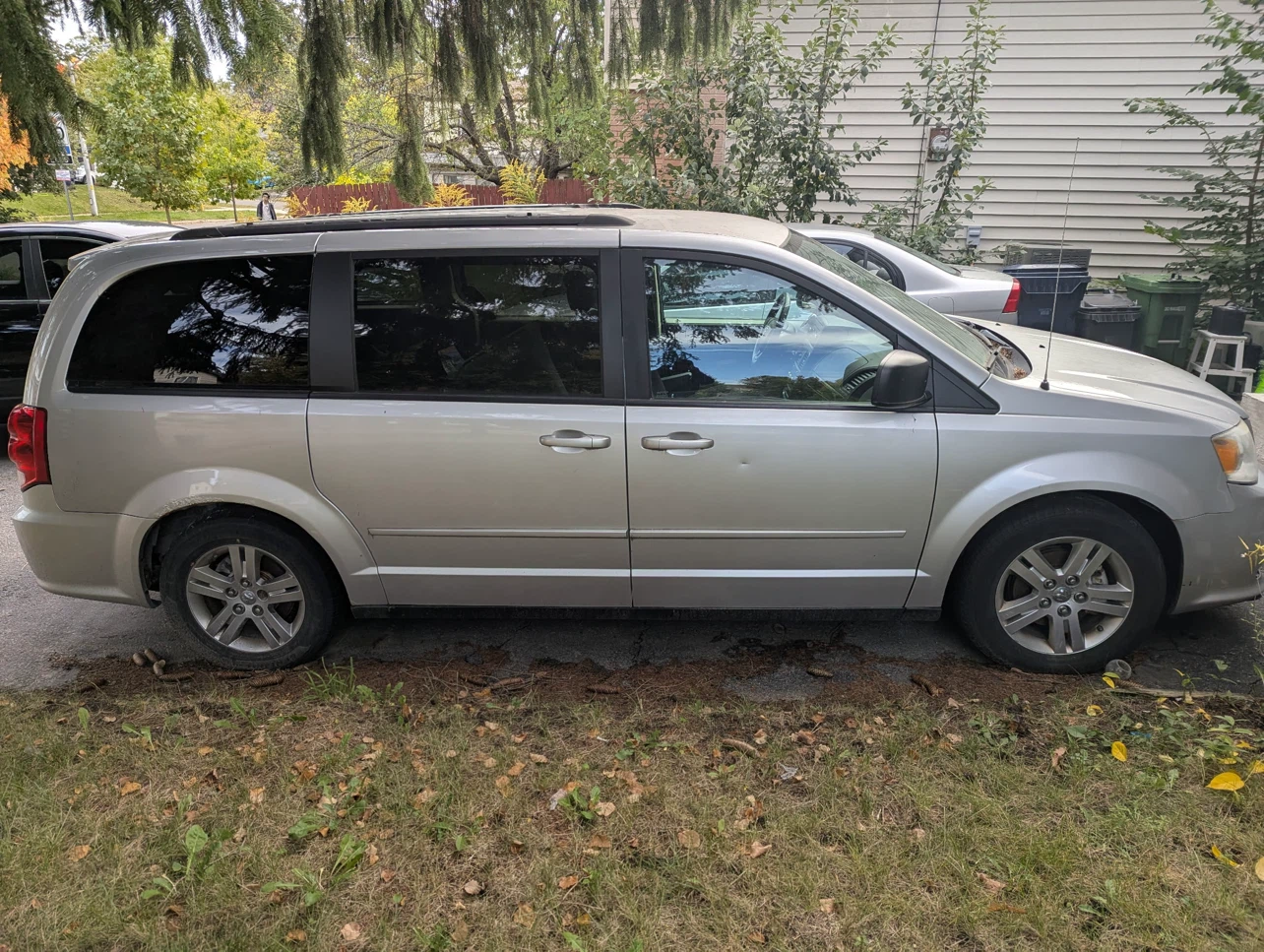Dodge Grand Caravan Silver Minivan - photo 3