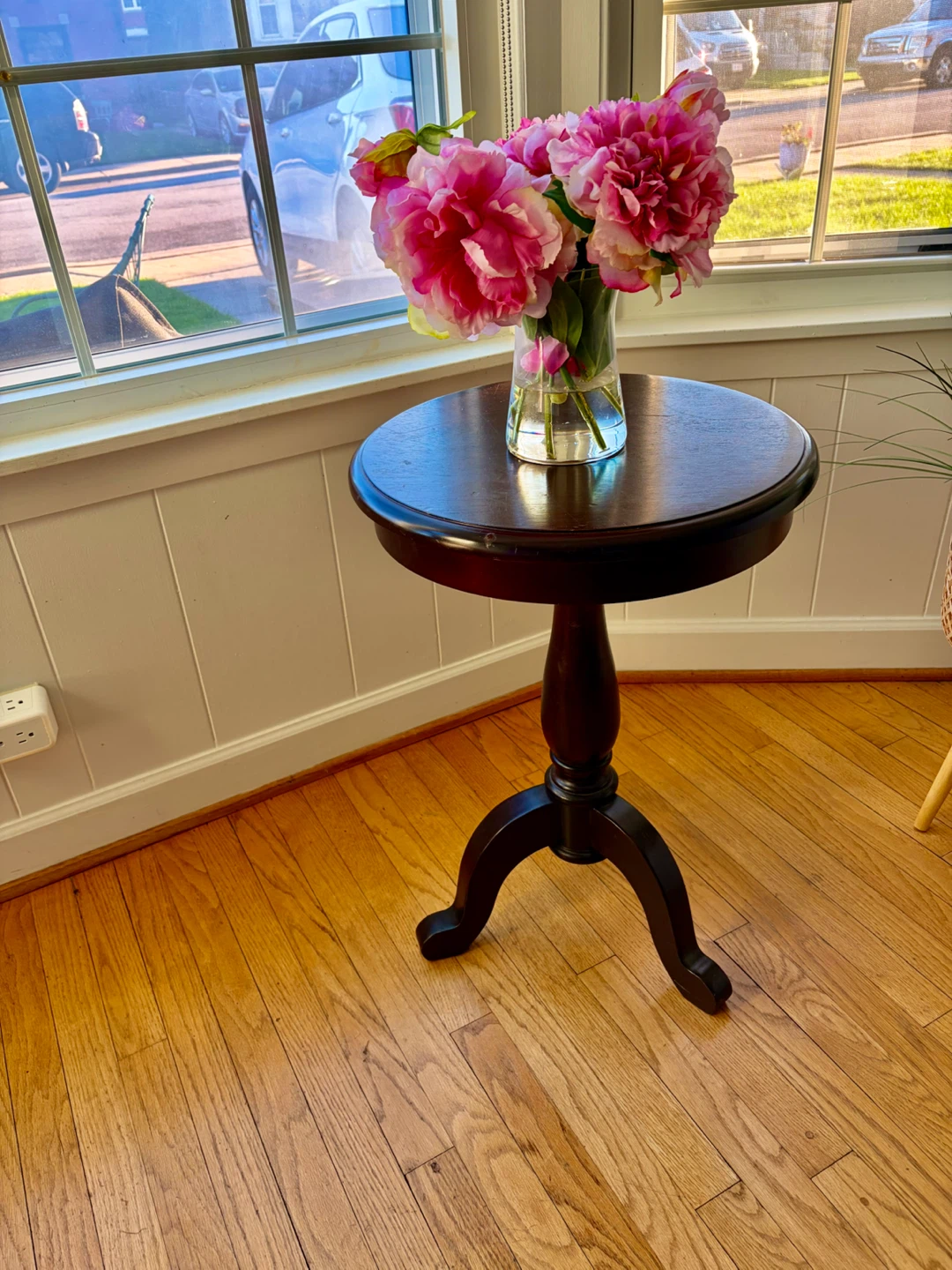 ROUND SIDE TABLE