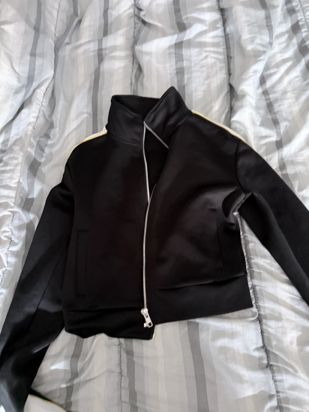 H&M DIVIDED Black Cropped Track Jacket - photo 3