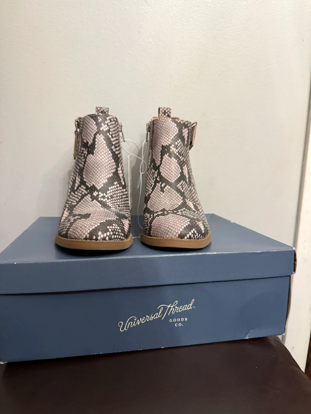 Universal ankle boots