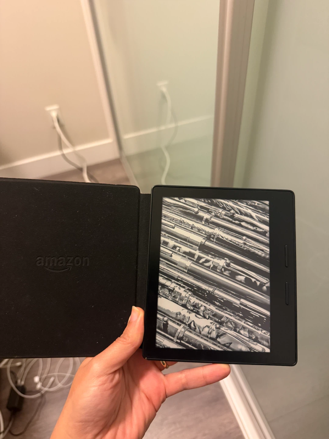 Amazon Kindle Oasis 8th Gen with charging Cover