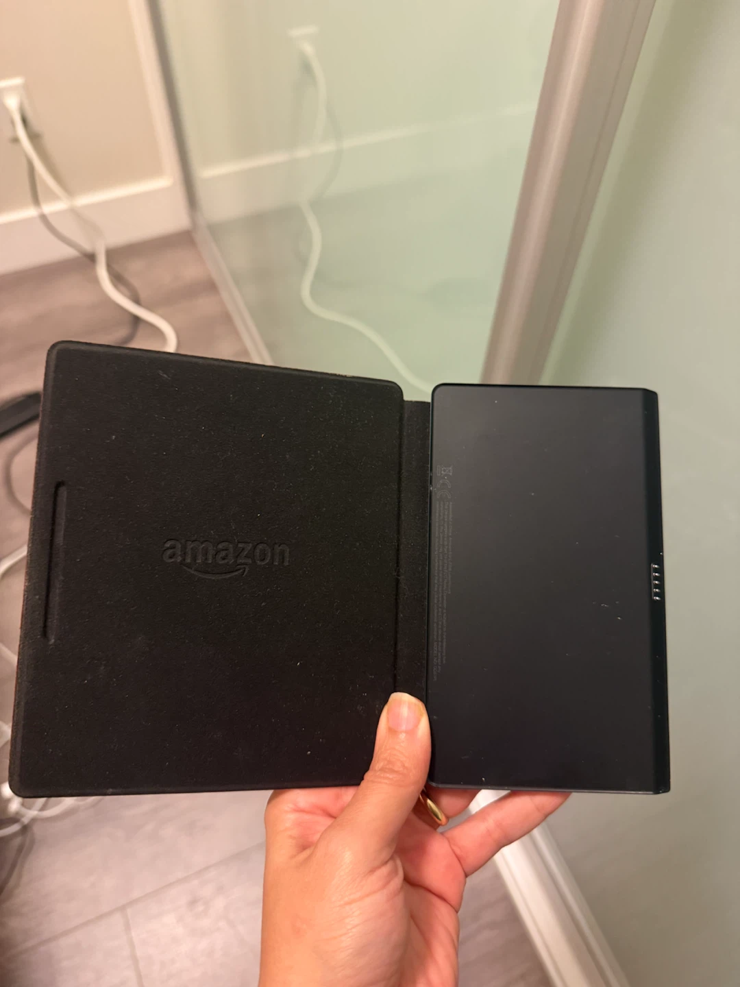 Amazon Kindle Oasis 8th Gen with charging Cover - photo 3
