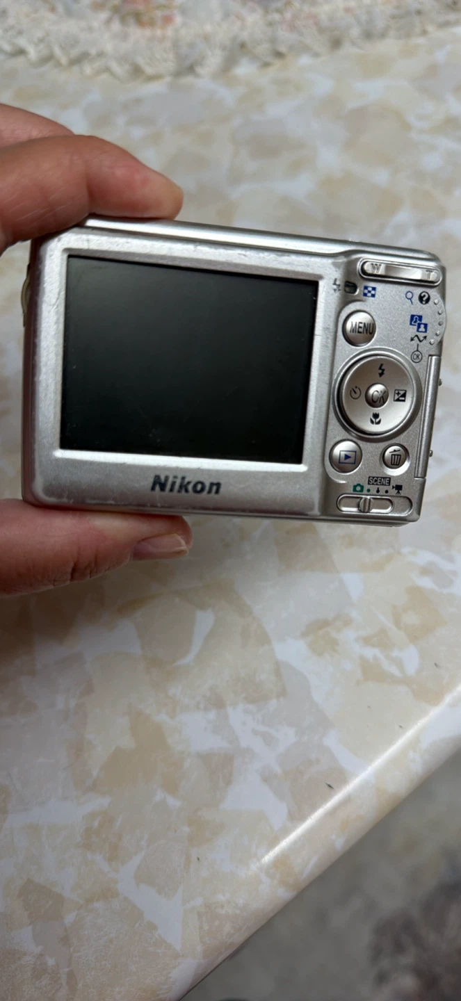 Nikon Coolpix L11 Digital Camera + 2GB Lexar SD Card - photo 2