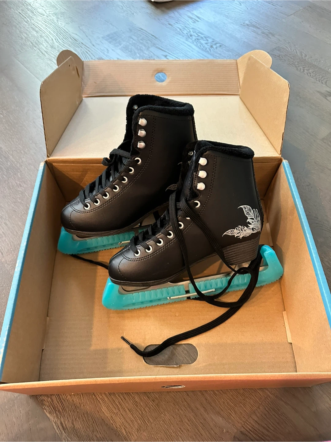 Bladerunner Aurora Figure Skates & Blade Cover
