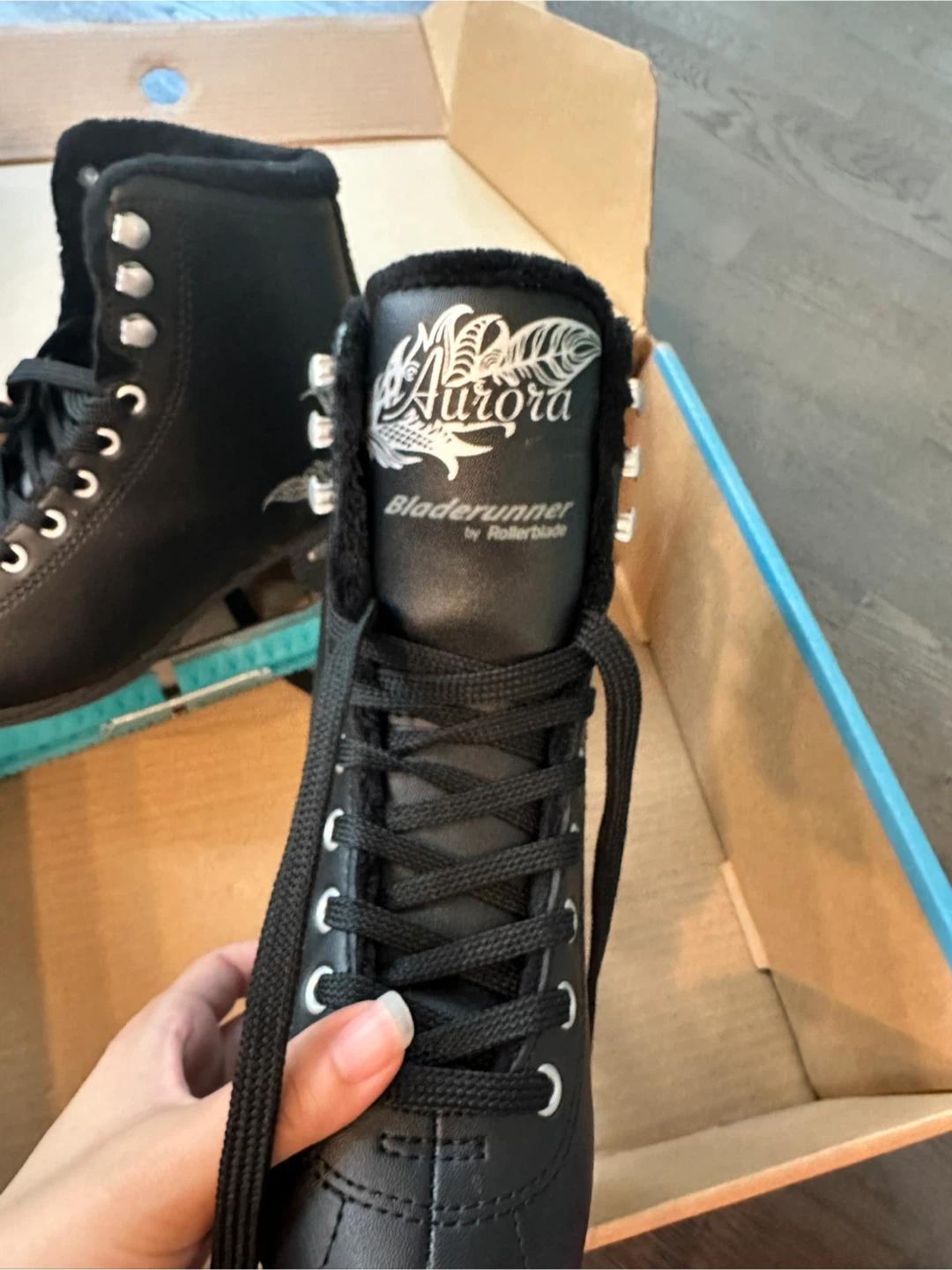 Bladerunner Aurora Figure Skates & Blade Cover - photo 2