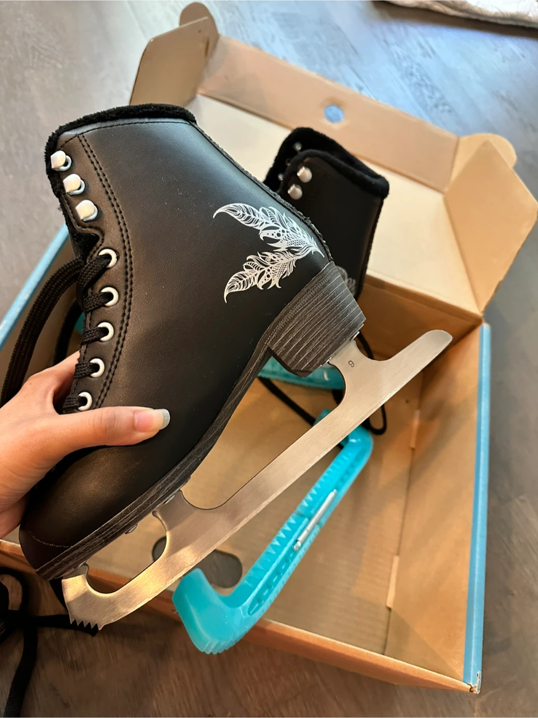 Bladerunner Aurora Figure Skates & Blade Cover - photo 4