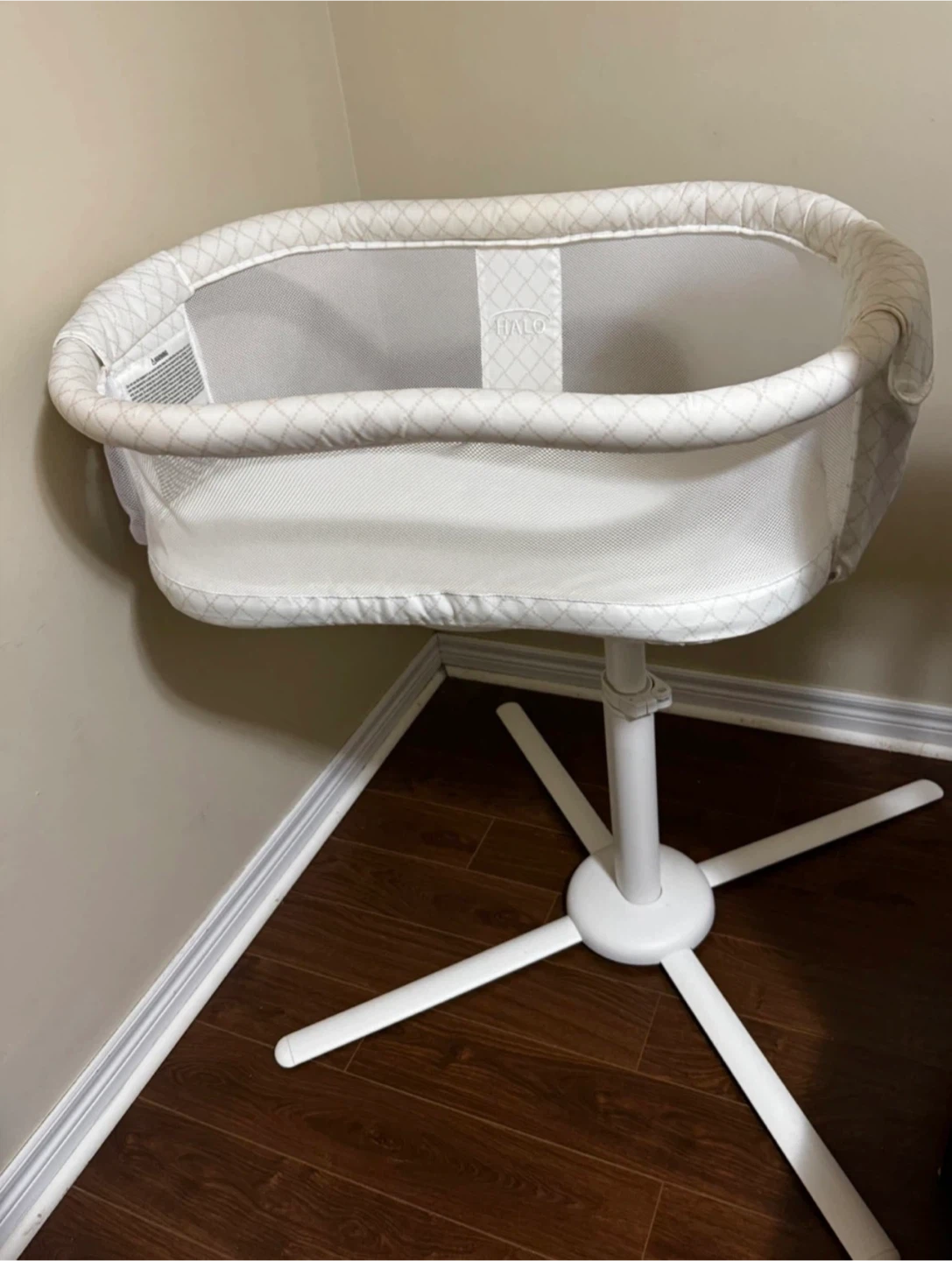 Bassinest Swivel Sleeper ( halo brand )