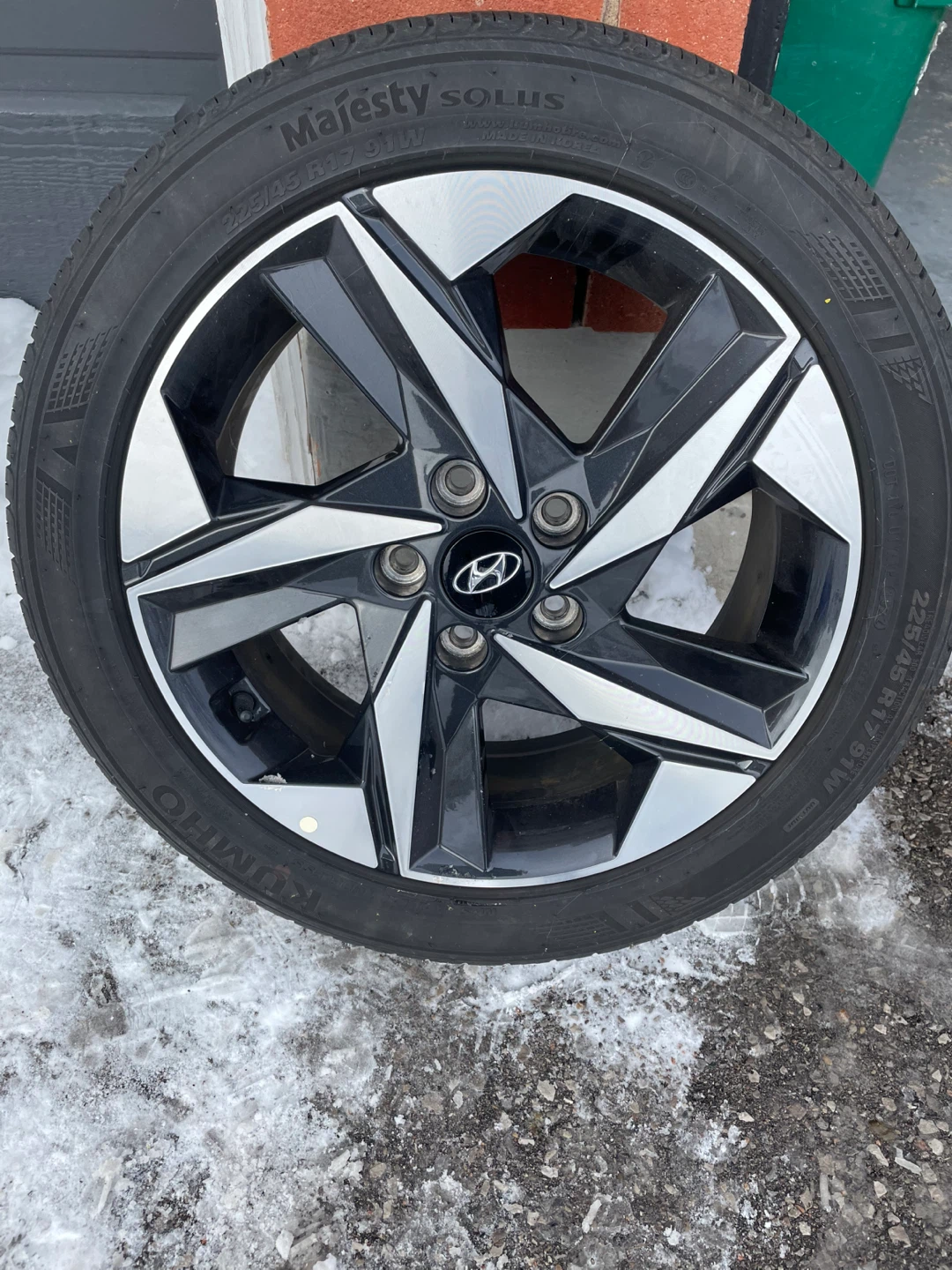 Kumho Majesty Solus Tire and Hyundai Alloy Rim - photo 4