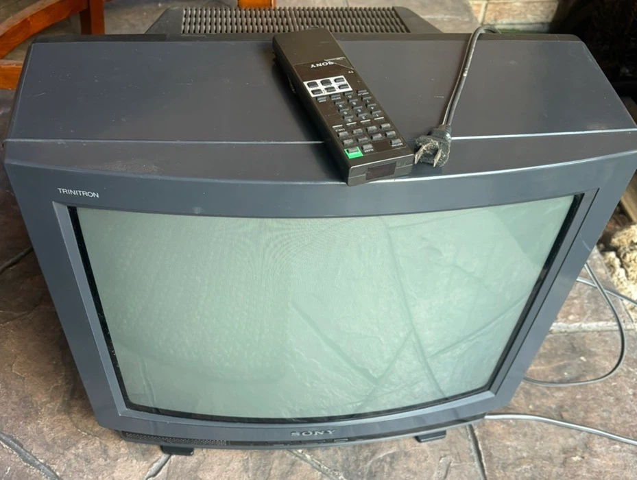 Sony Trinitron CRT Television - photo 2