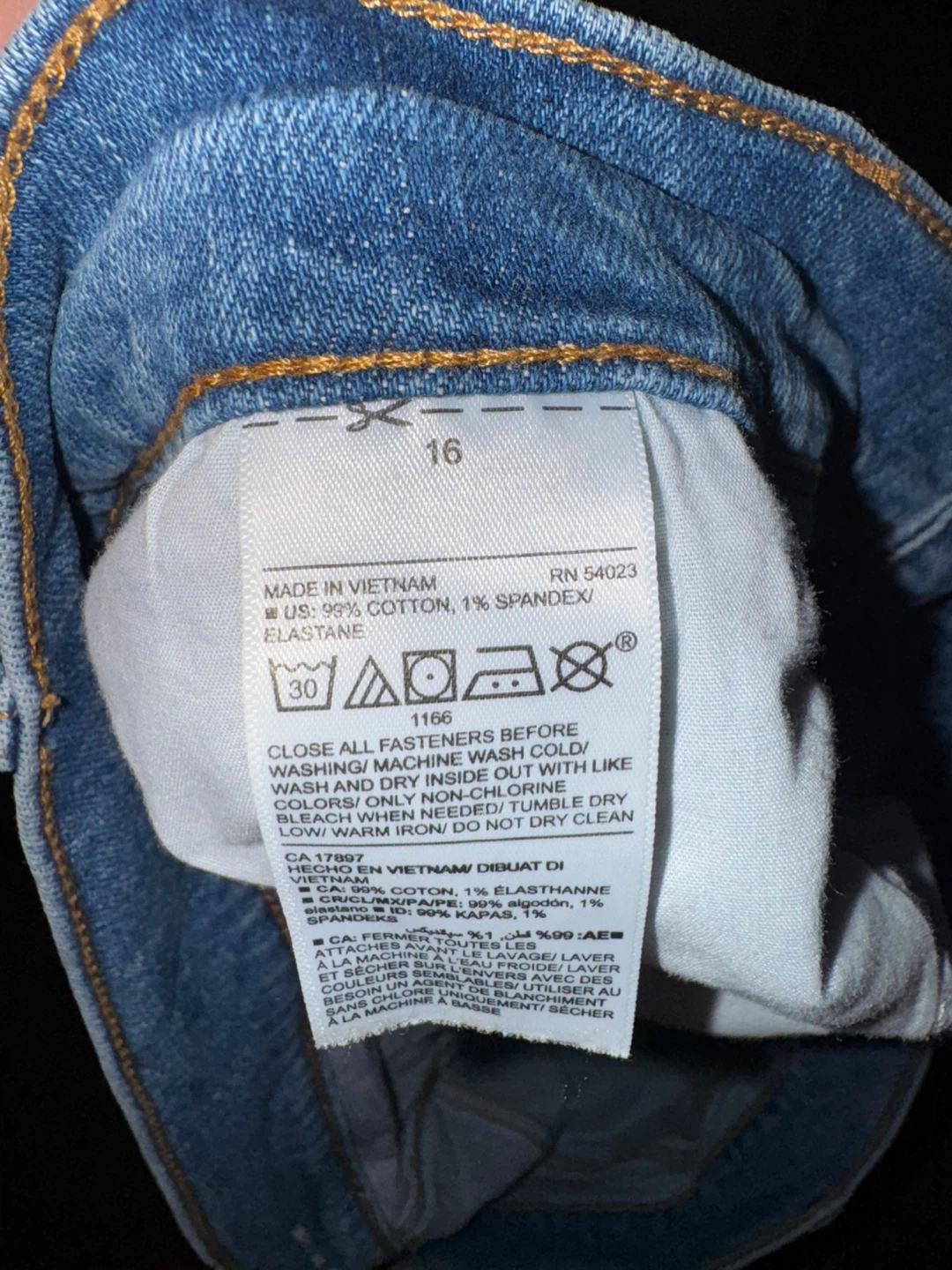 Old Navy Mid-Rise Boyfriend Denim Shorts Size 16 - photo 4