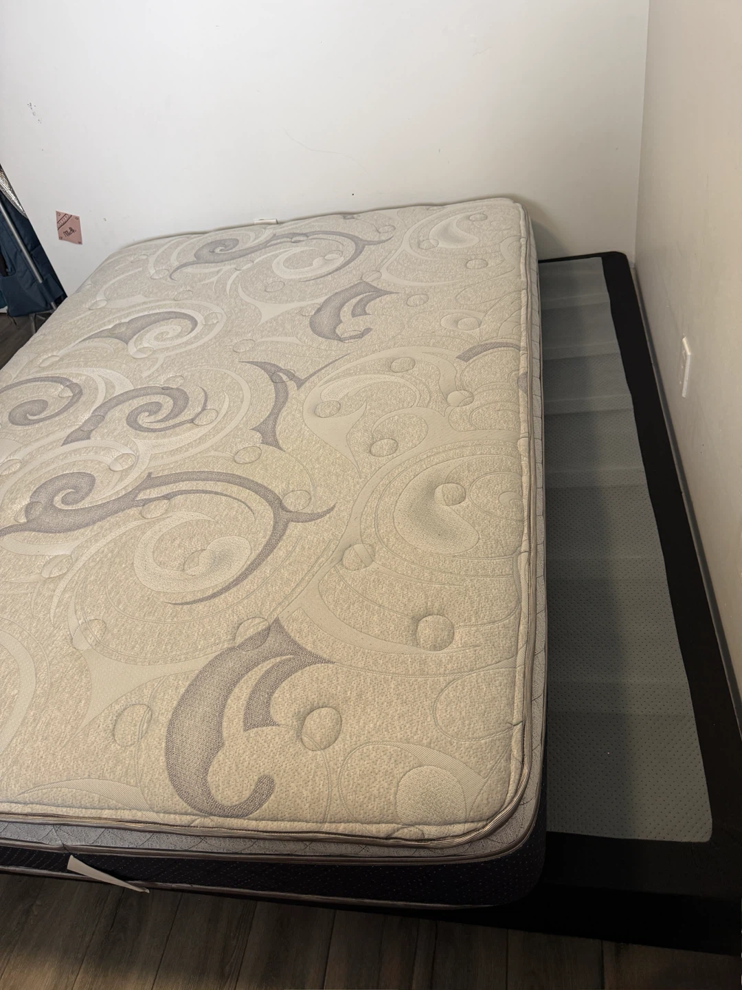 Queen Springwall PISA Comfort  - Excellent Condition + Boxspring - photo 2