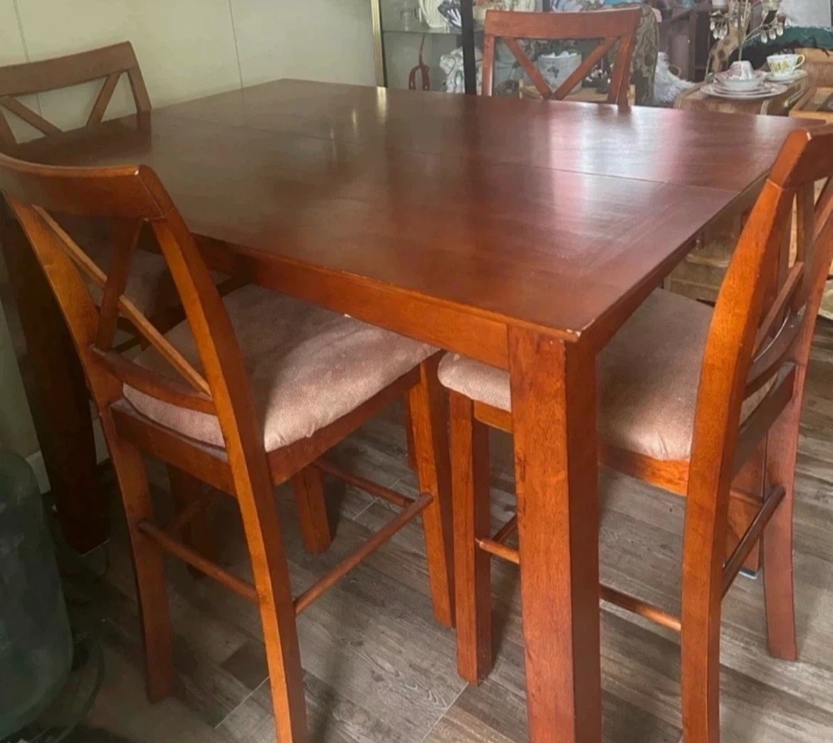 Wooden Cherry Brown Dinning room table, with 6 chairs and a leaf