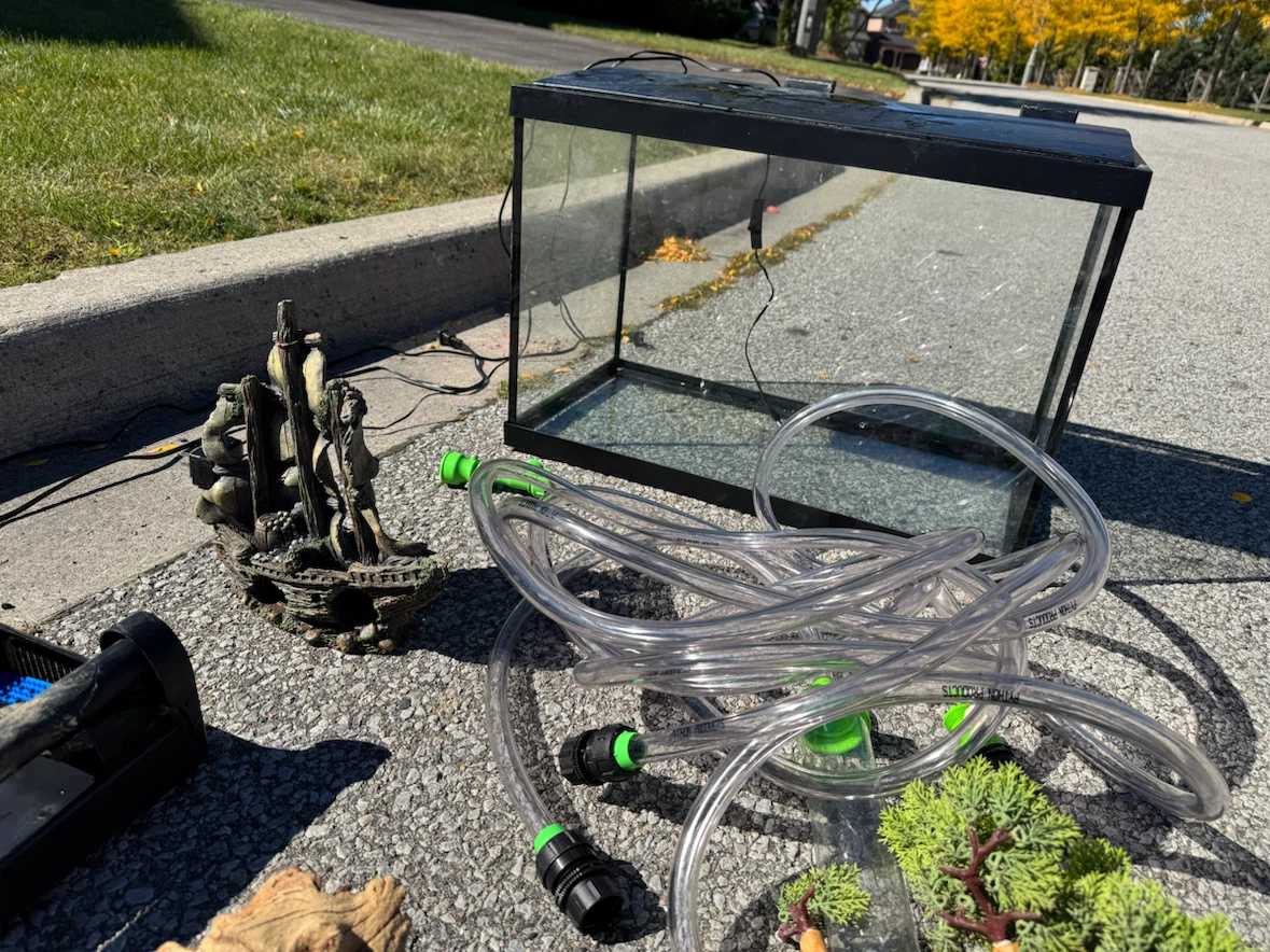 Aquarium tank with accessories and cleaning hose - photo 3