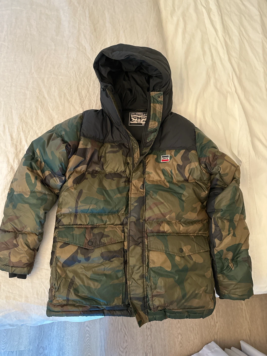 Levi's Camouflage Puffer Jacket Size Small