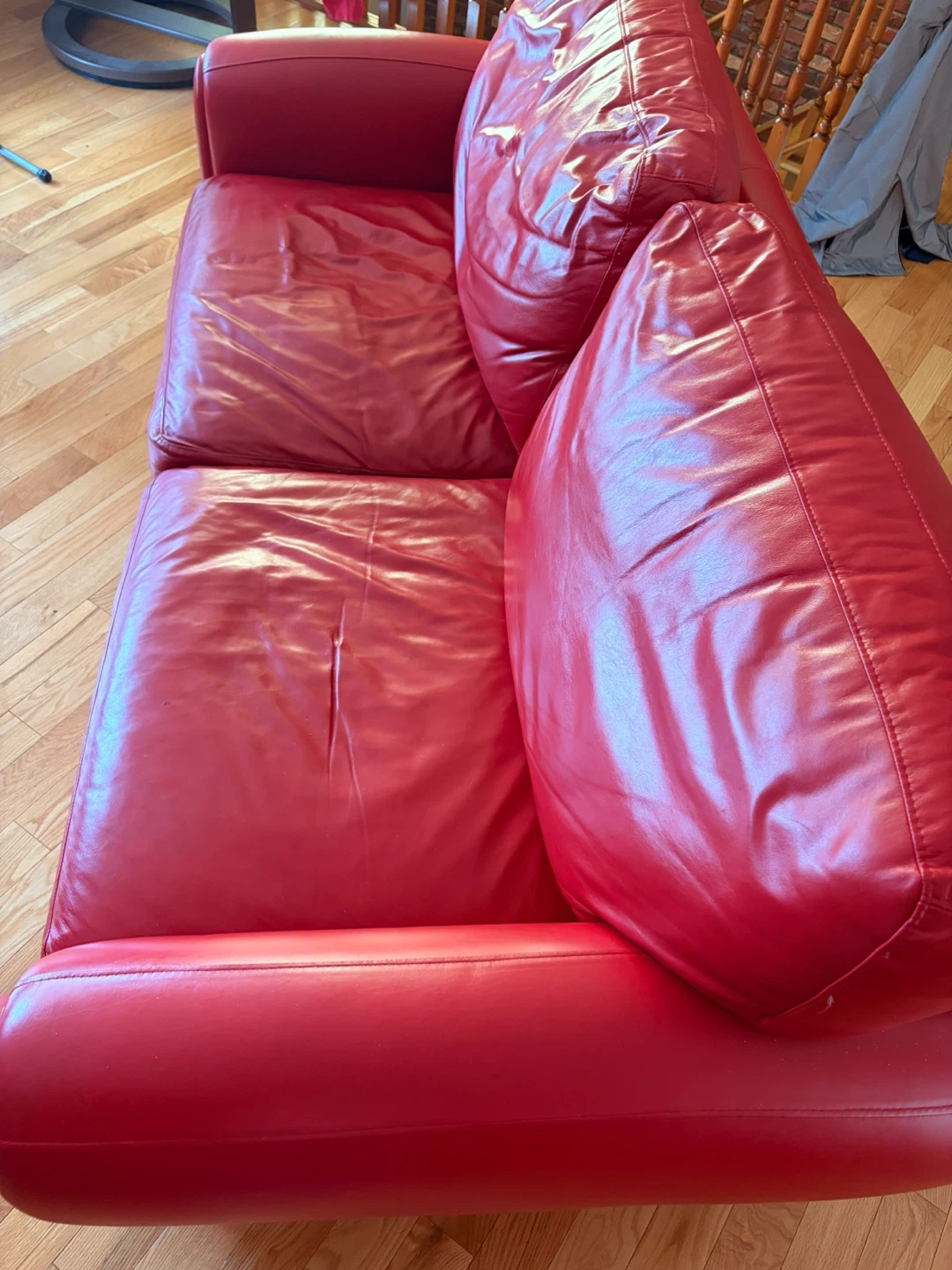 Red leather two-seater sofa - photo 2