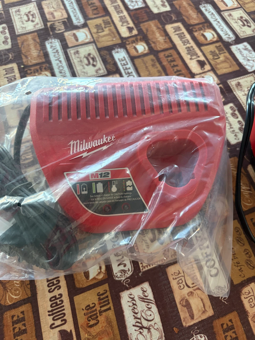 Milwaukee M12 Battery Charger - photo 2