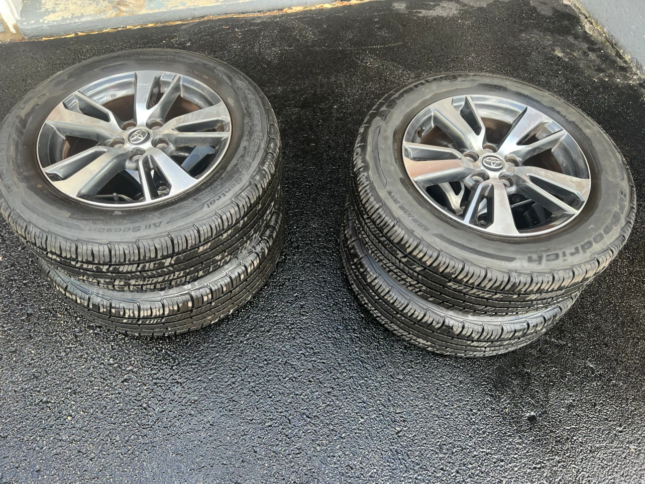 Set of 4 BFGoodrich Advantage Control Tires with Toyota Rims - photo 4