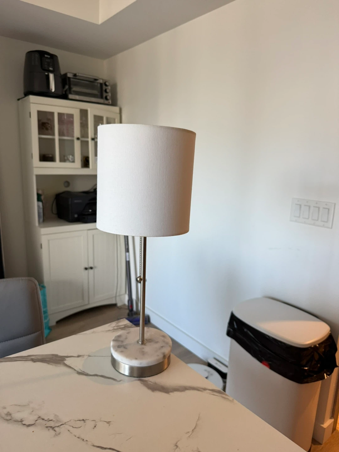 Minimalist table lamp with marble base - photo 2