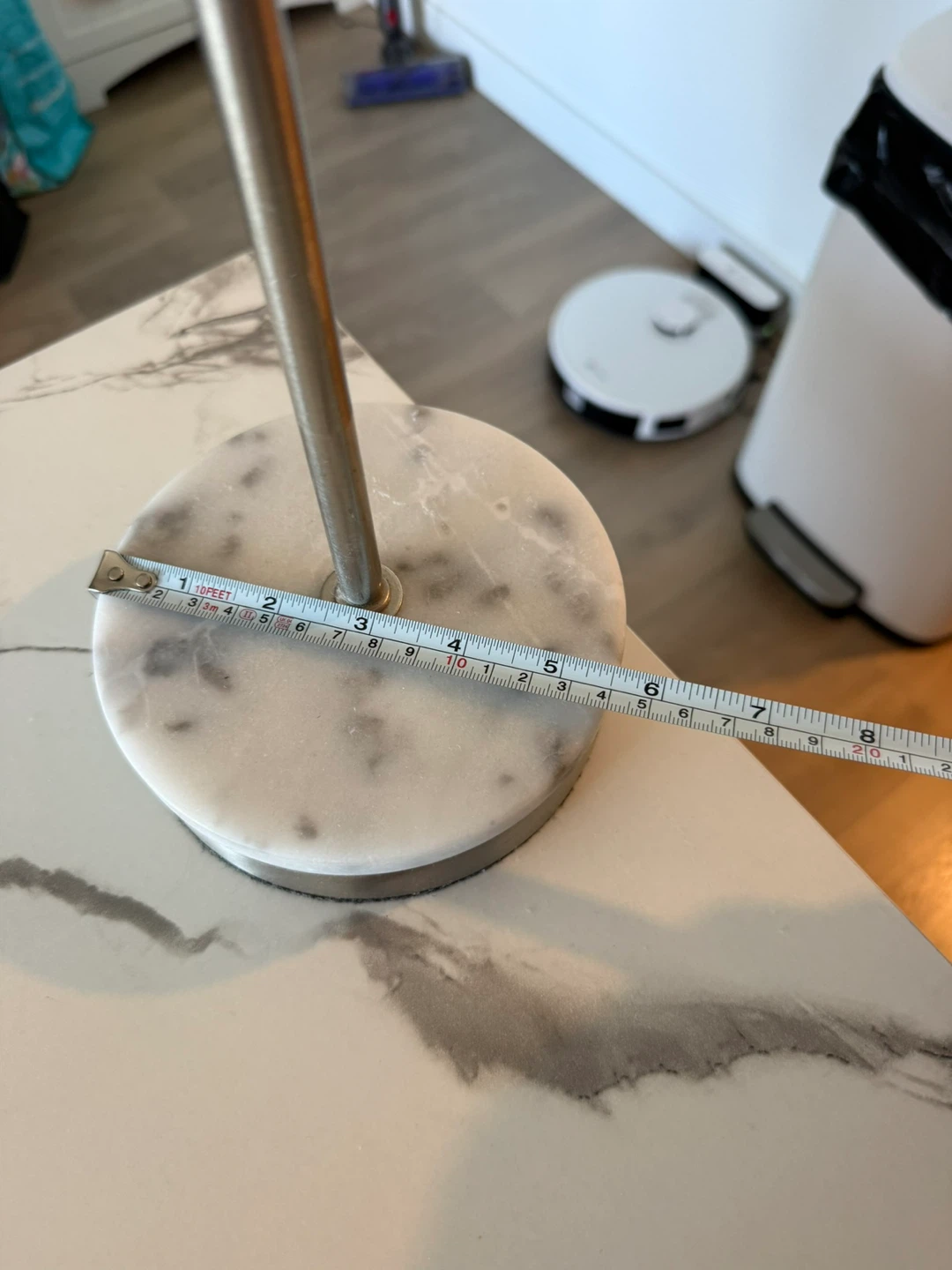 Minimalist table lamp with marble base - photo 4