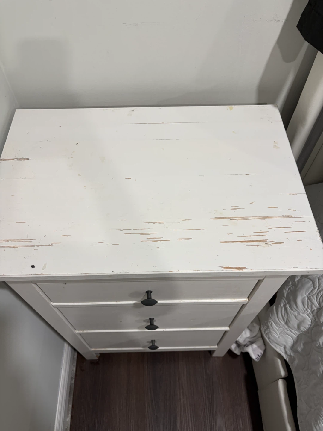 MOVE OUT !!!  White 3-Drawer Nightstand - photo 2